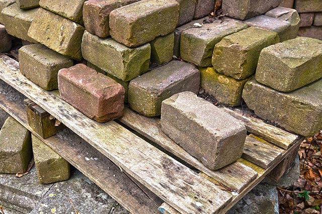 Small garden pallets and bricks for design and appeal